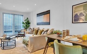 Homely- North London Penthouse Apartment Finchley